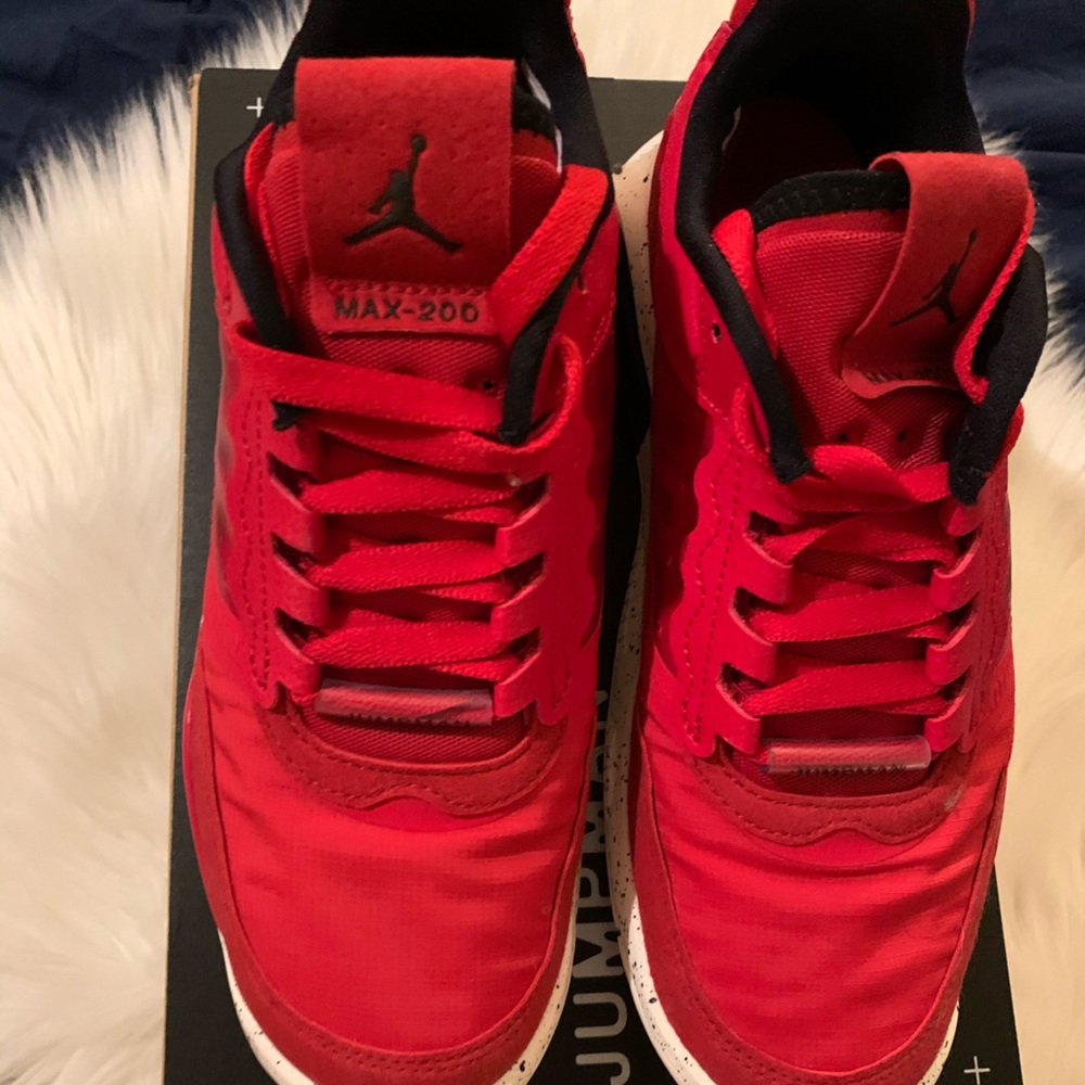 Jordan Max 200 size 5 Youth